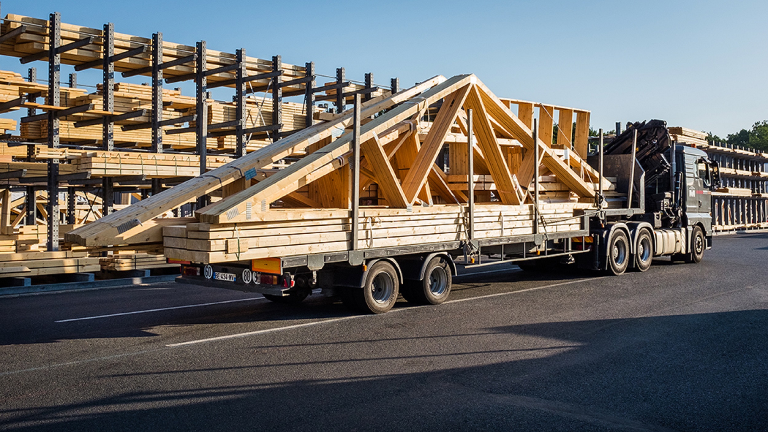 Image d'un camion chargé de structures en bois 